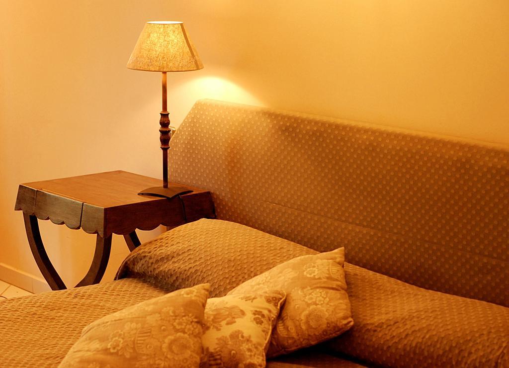 Hotel Les Mazets Des Roches Tarascon Ruang foto