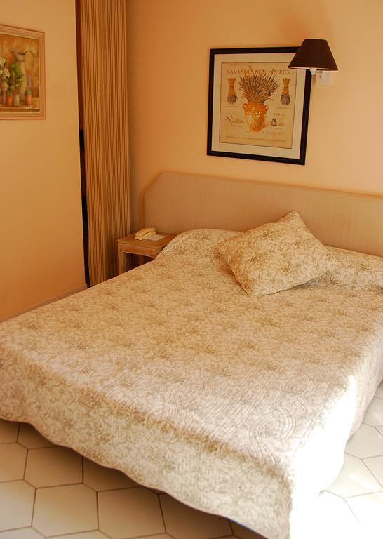 Hotel Les Mazets Des Roches Tarascon Ruang foto