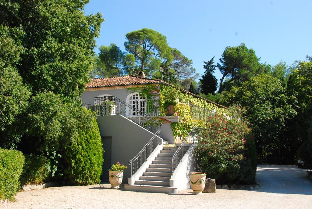 Hotel Les Mazets Des Roches Tarascon Bagian luar foto