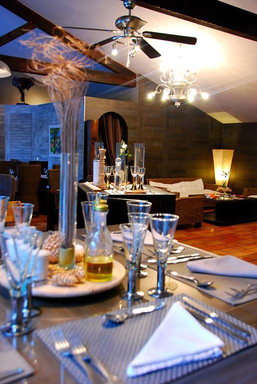 Hotel Les Mazets Des Roches Tarascon Bagian luar foto