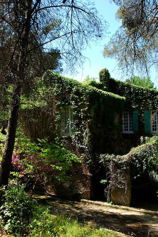 Hotel Les Mazets Des Roches Tarascon Ruang foto