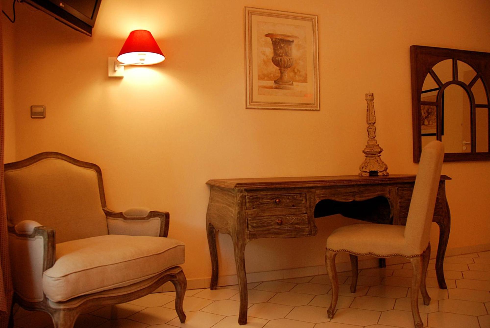 Hotel Les Mazets Des Roches Tarascon Ruang foto