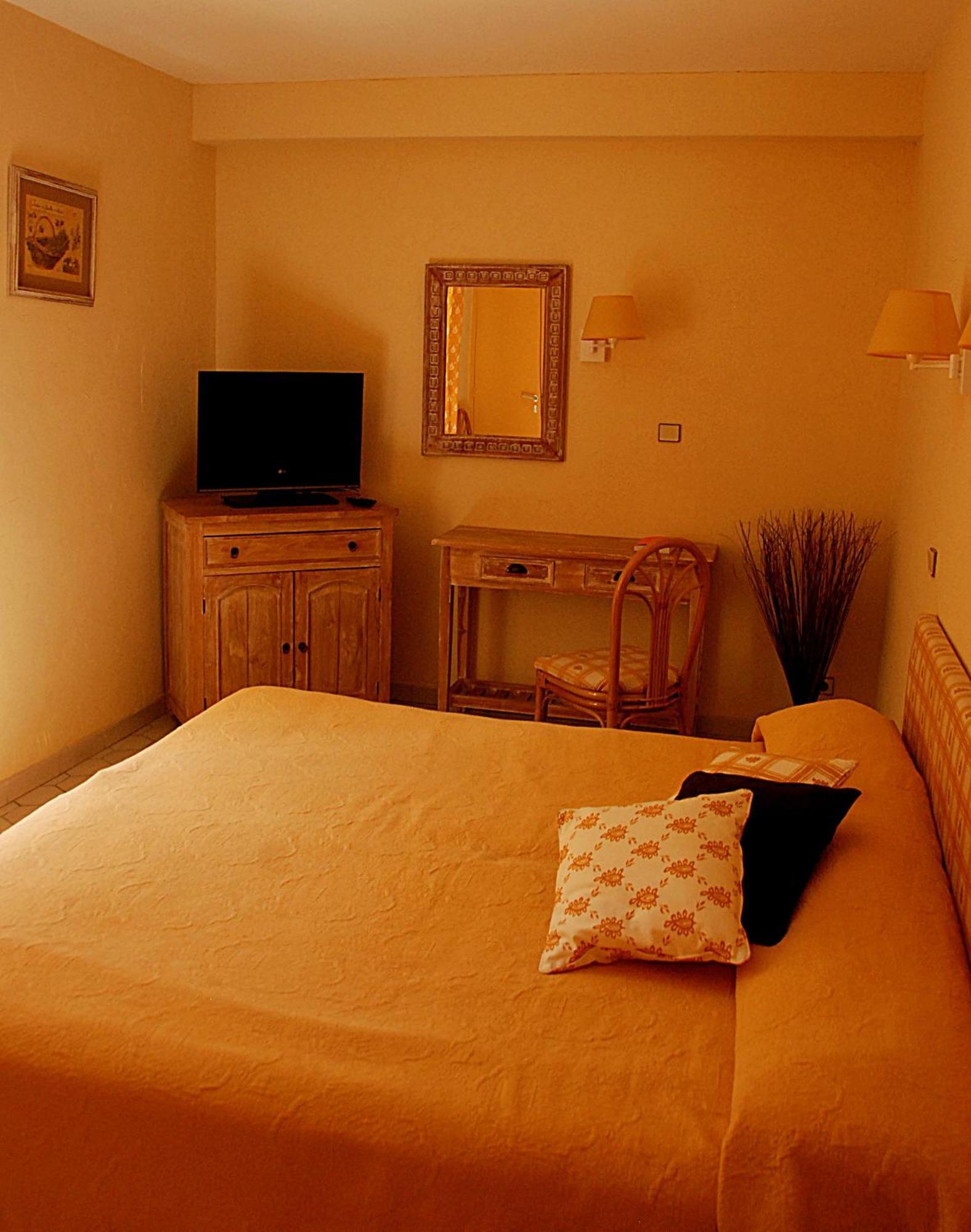 Hotel Les Mazets Des Roches Tarascon Bagian luar foto