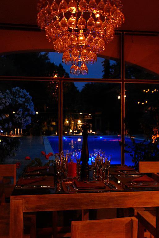 Hotel Les Mazets Des Roches Tarascon Bagian luar foto