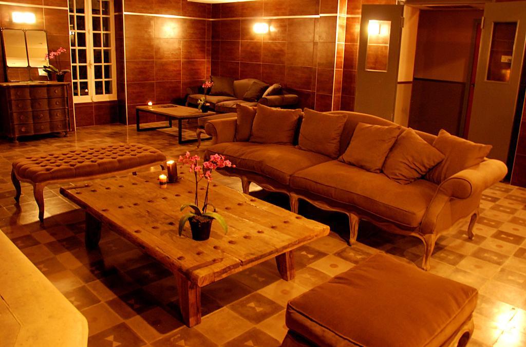 Hotel Les Mazets Des Roches Tarascon Bagian luar foto