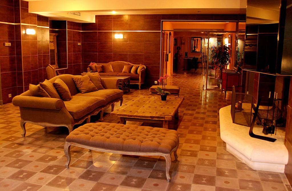 Hotel Les Mazets Des Roches Tarascon Bagian luar foto