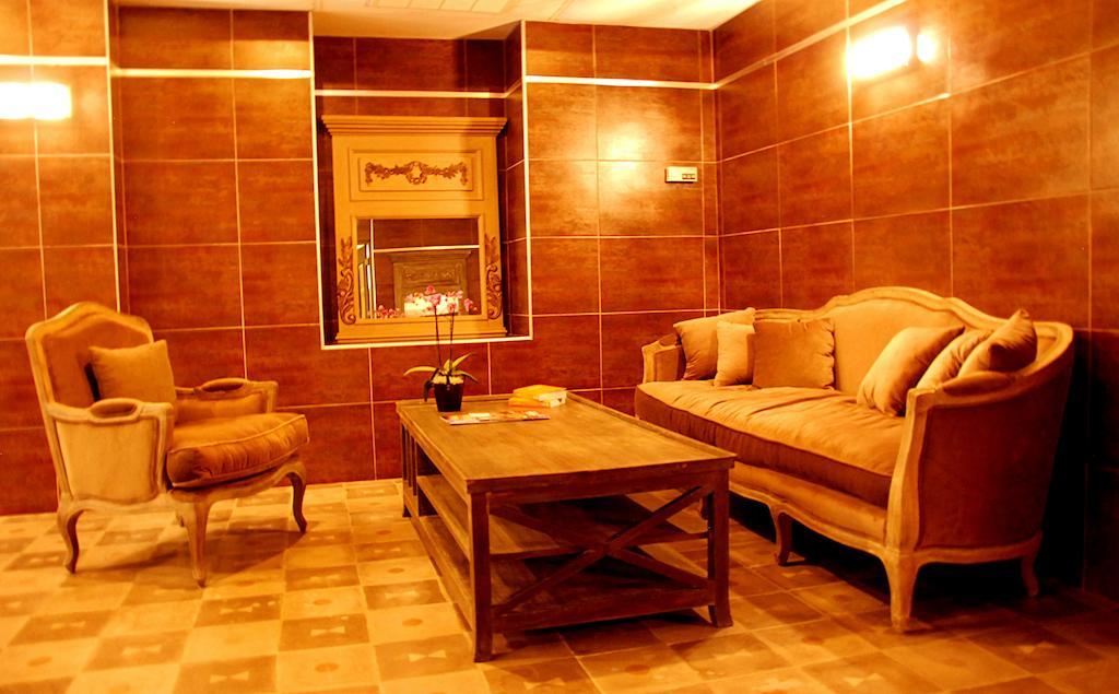 Hotel Les Mazets Des Roches Tarascon Bagian luar foto