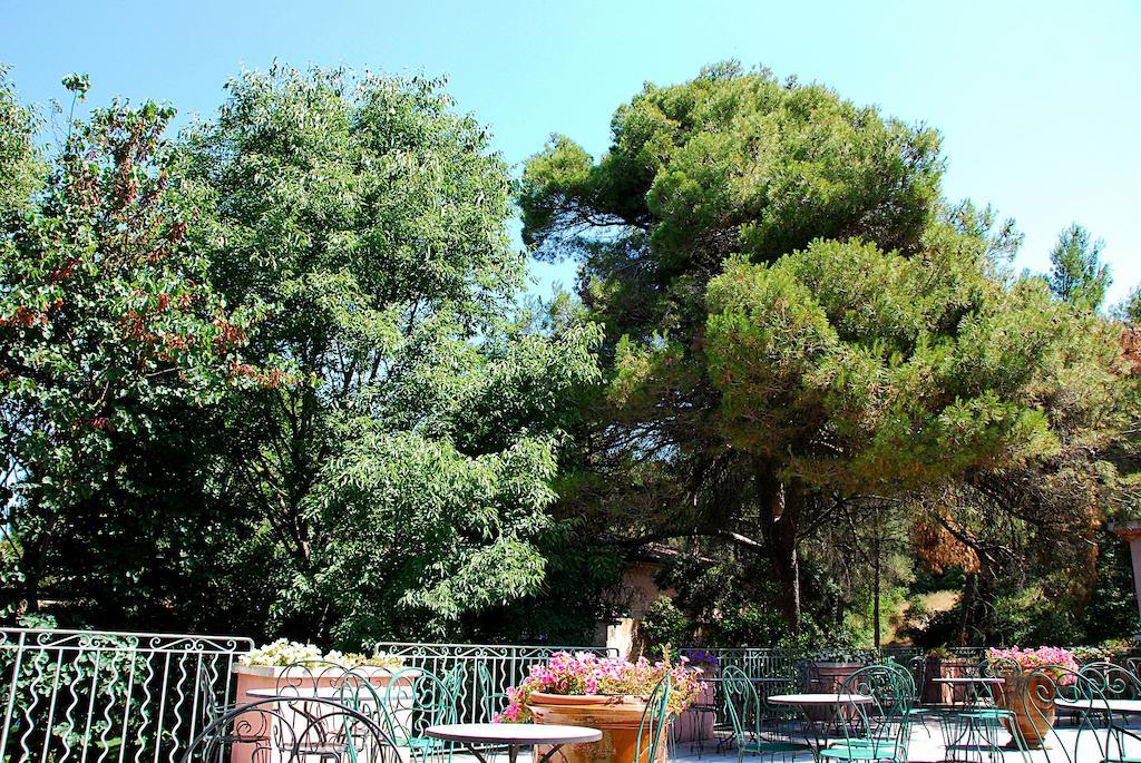 Hotel Les Mazets Des Roches Tarascon Bagian luar foto