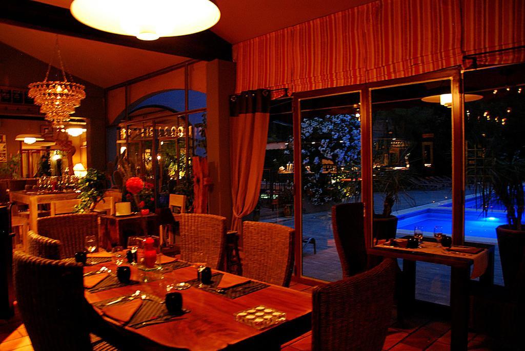 Hotel Les Mazets Des Roches Tarascon Bagian luar foto