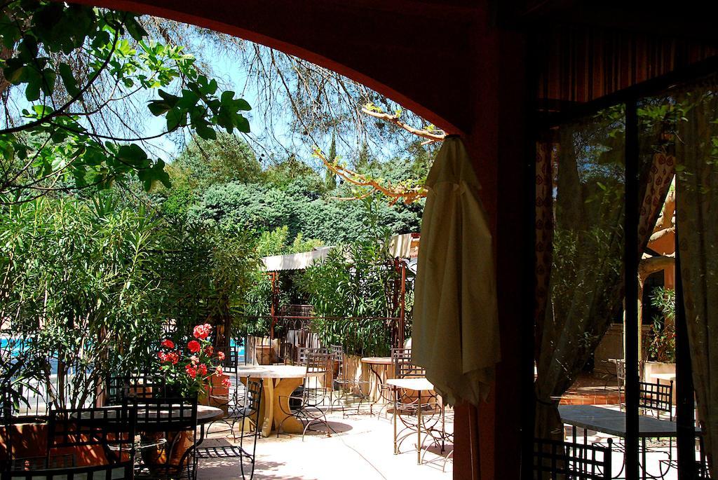 Hotel Les Mazets Des Roches Tarascon Bagian luar foto
