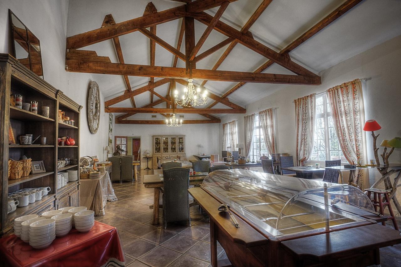 Hotel Les Mazets Des Roches Tarascon Bagian luar foto