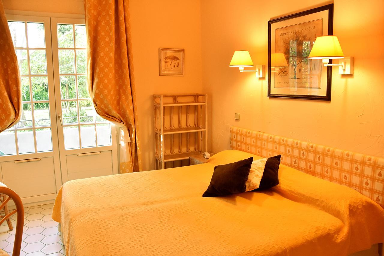 Hotel Les Mazets Des Roches Tarascon Bagian luar foto