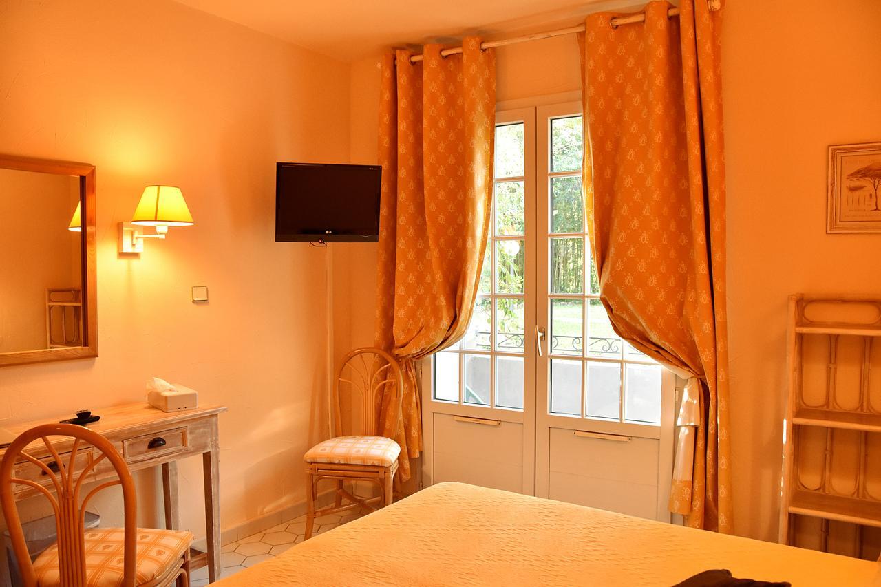 Hotel Les Mazets Des Roches Tarascon Bagian luar foto