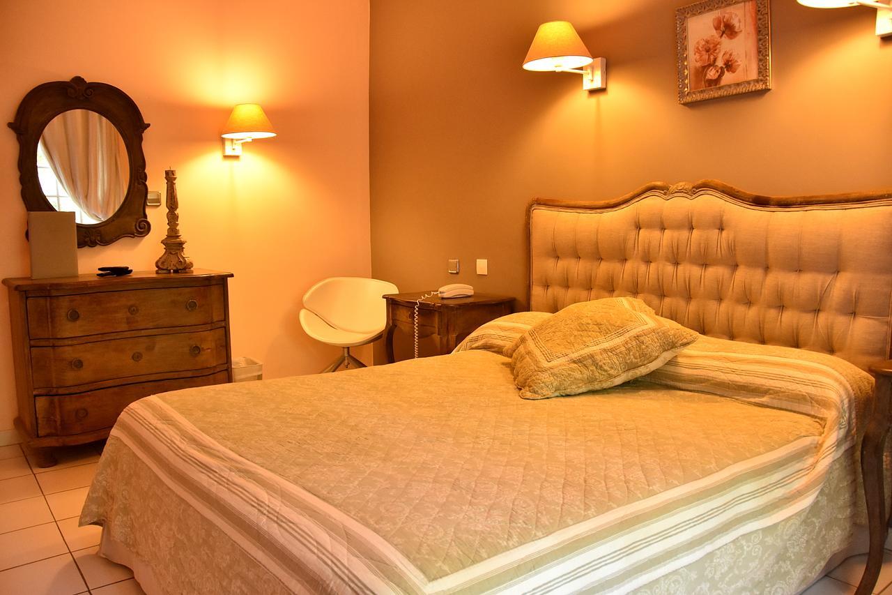 Hotel Les Mazets Des Roches Tarascon Bagian luar foto