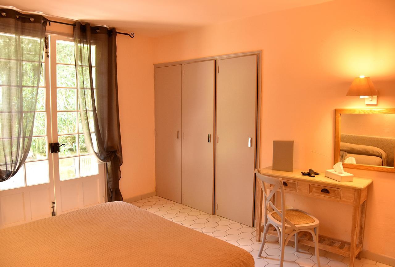 Hotel Les Mazets Des Roches Tarascon Bagian luar foto