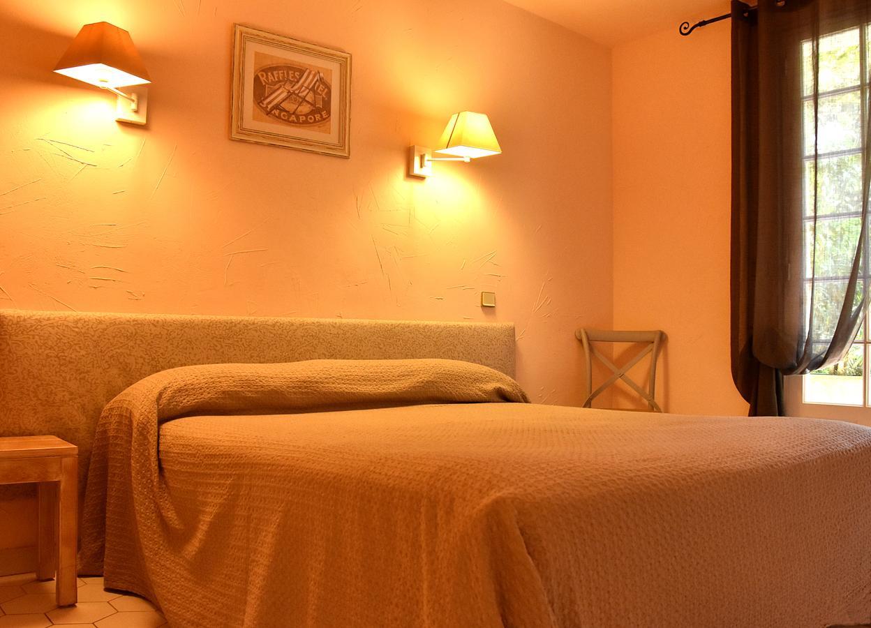 Hotel Les Mazets Des Roches Tarascon Bagian luar foto