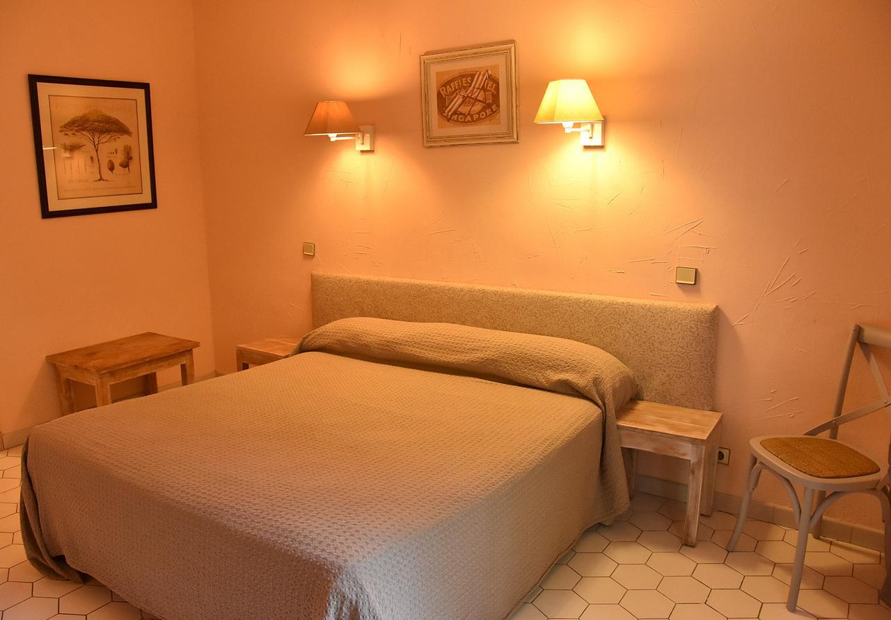 Hotel Les Mazets Des Roches Tarascon Bagian luar foto
