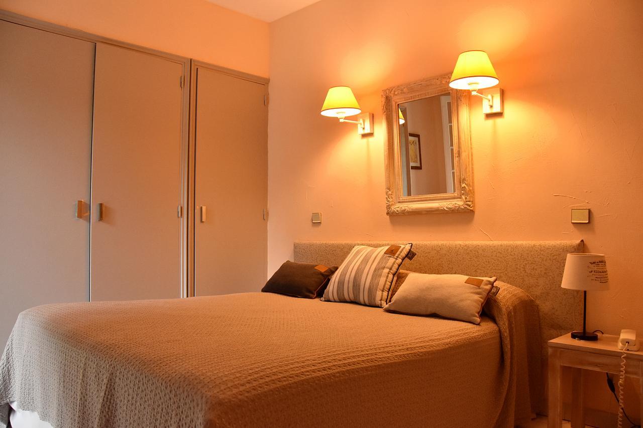 Hotel Les Mazets Des Roches Tarascon Bagian luar foto