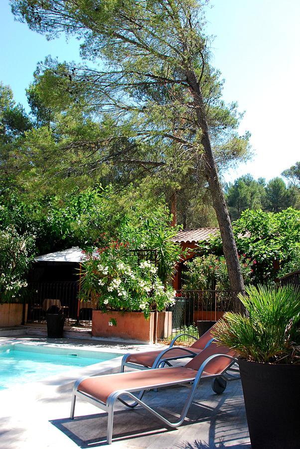 Hotel Les Mazets Des Roches Tarascon Bagian luar foto