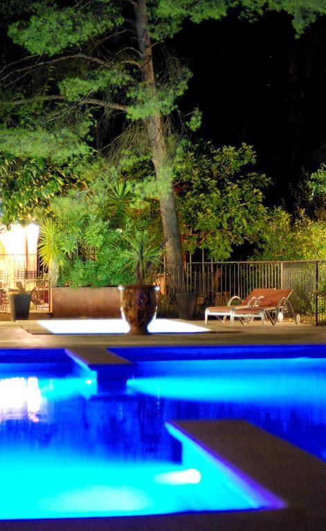 Hotel Les Mazets Des Roches Tarascon Bagian luar foto